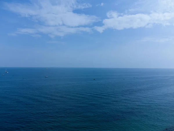 Mavi Ufuk Bulutlu Gökyüzünün Mavi Denizin Birleştiği Yer Gemiler Tekneler — Stok fotoğraf