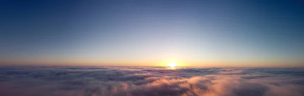 雲の上に日の出のパノラマ 美しい天空の風景 — ストック写真