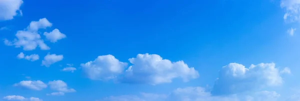 Panorama Mavi Gökyüzü Arka Planı Bulutlandırıyor Gökyüzünde Bulutlar Olan Güzel — Stok fotoğraf