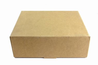 Paket için kahverengi karton kutu. Teslimat paketi beyaz arkaplanda izole edildi