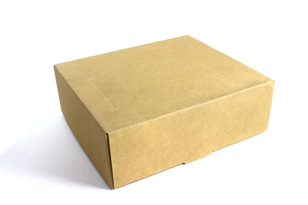 段ボール茶色の箱は白い背景に隔離されています 小包付きパッケージ — ストック写真