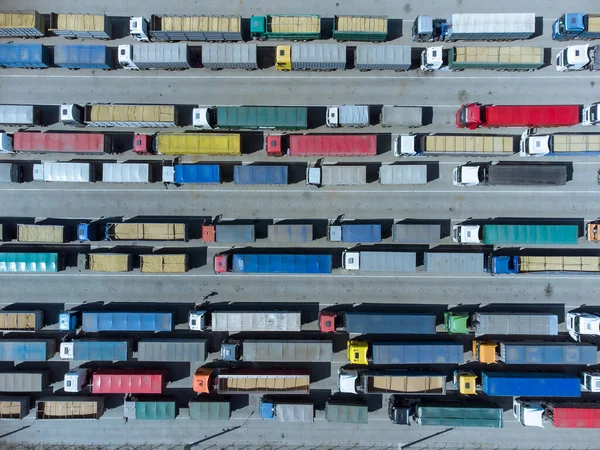 Τερματικά Σιτηρών Του Σύγχρονου Θαλάσσιου Εμπορικού Λιμανιού Πολλά Φορτηγά Περιμένουν — Φωτογραφία Αρχείου