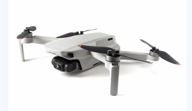 Kamera beyaz arkaplanda izole edilmiş İHA 'nın ön görüntüsü.