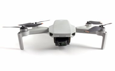 DJI Mini 2 İHA beyaz arka planda izole edildi. Vinnytsia, Ukrayna - 03.01.2022.