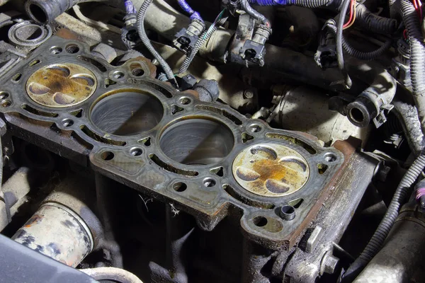 油中の車のエンジンの4気筒 修理中に分解されたエンジン — ストック写真