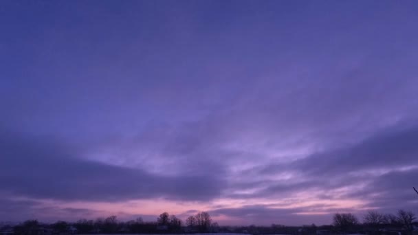 El tiempo decae al amanecer y las nubes. Cielo hermoso púrpura en invierno. — Vídeos de Stock