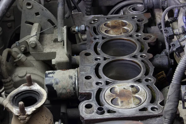 Κύλινδροι Του Κινητήρα Του Αυτοκινήτου Στο Πετρέλαιο Κινητήρας Αποσυναρμολογηθεί Κατά — Φωτογραφία Αρχείου
