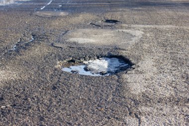 Asfaltta çukur var. Kırık yol yüzeyi