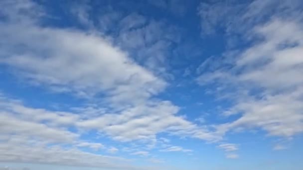 Lapso de tempo de nuvens sobre o céu azul. — Vídeo de Stock