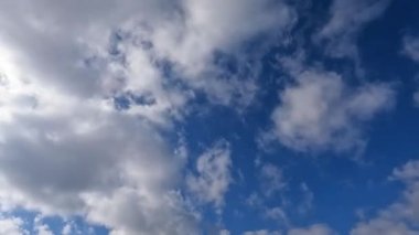 Beyaz bulutların üzerinde mavi gökyüzü zaman atlamalı.