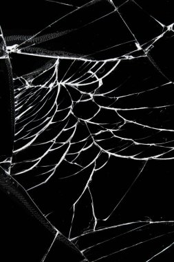 Siyah arka planda camda çatlaklar var. Akıllı telefonun kırık koruyucu camının soyutlanması