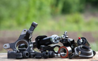 Bir arabanın süspansiyon ayraçının yedek parçaları, nakil için bir set