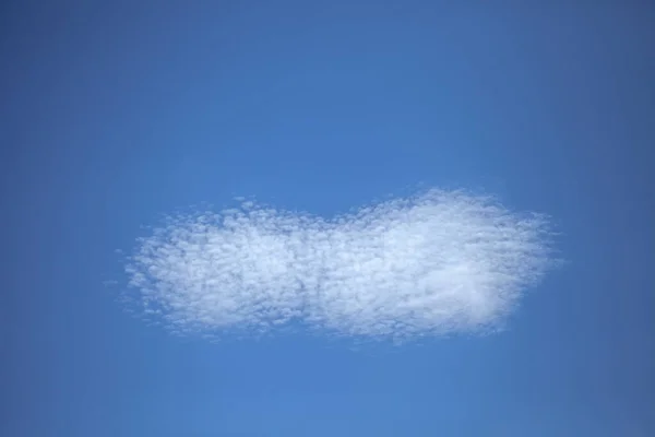 Strange White Cloud Scattering Blue Sky — Stok fotoğraf