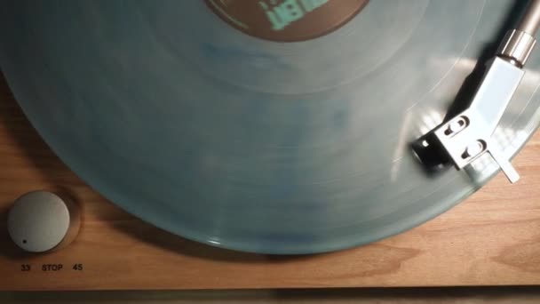 Une vue statique d'un disque vinyle tournant sur une platine tournante. prise de vue d'en haut, gros plan — Video