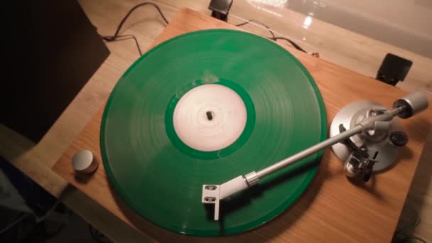 Die Vinyl-Schallplatte dreht sich. die Nadel bewegt sich sanft entlang der Platte. — Stockvideo