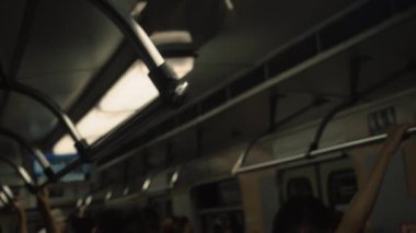 Metro vagonunda el kamerasıyla ateş edilmiş. Yolcular tırabzanlara tutunsun.