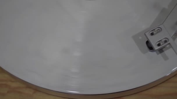 Aufnahme von Draufsicht einer sich drehenden Musikplatte auf einem Mediaplayer — Stockvideo