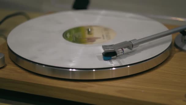 De vintage vinyl plaat draait. de naald beweegt soepel langs de plaat. — Stockvideo