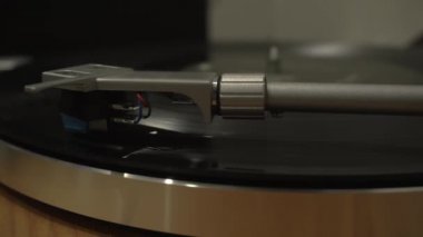 Plak kaydında müzik çalmak için yakın çekim statik stil