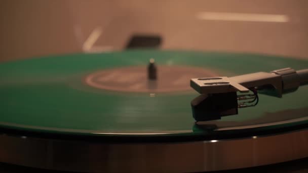 Le disque vinyle vintage tourne. l'aiguille se déplace en douceur le long de la plaque. — Video