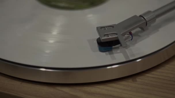 Ο vintage δίσκος βινυλίου γυρίζει. η βελόνα κινείται ομαλά κατά μήκος της πλάκας. — Αρχείο Βίντεο