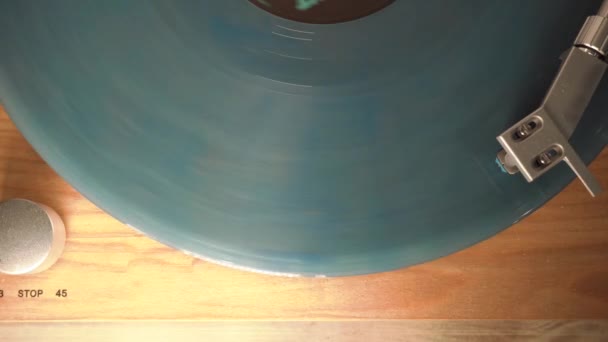 En statisk vy över en snurrande vinylskiva på en skivspelare. fotografering ovanifrån, närbild — Stockvideo