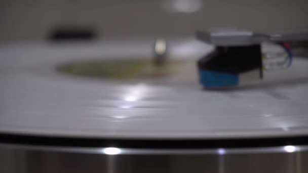 De vintage vinyl plaat draait. de naald beweegt soepel langs de plaat. — Stockvideo