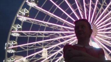 Kadın düşünceli bir şekilde uzaklara bakar ve kendini kucaklar.