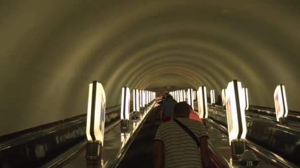 Metroda uzun bir yeraltı yürüyen merdivenine ateş etmek. sayısız sancak ışıldıyor — Stok video