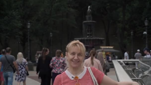 KIEV, UKRAINE - JLY 15, 2021: 여성 이 카메라 앞에서 미소짓고 물결치는 모습 — 비디오