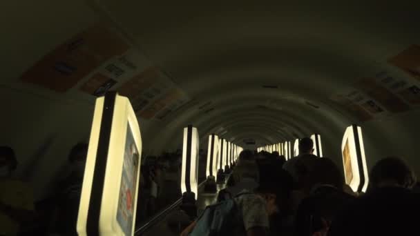 KIEV, UCRAINA - 15 LUGLIO 2021: tiro alla scala mobile della metropolitana. ora di punta, gradini pieni di passeggeri — Video Stock