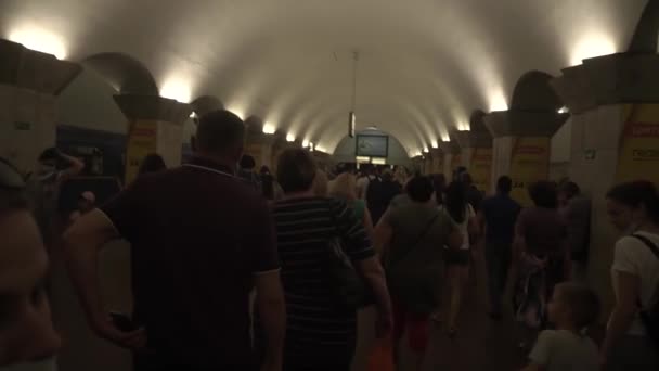 KIEV, UCRANIA - 15 de julio de 2021: filmación de la estación de metro subterráneo. multitud de personas caminan hacia la escalera mecánica — Vídeos de Stock