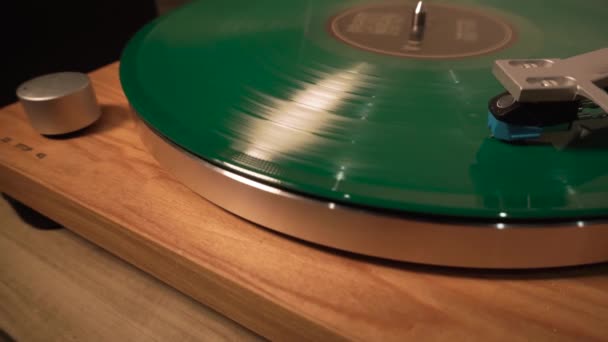 El disco de vinilo vintage está girando. la aguja se mueve suavemente a lo largo de la placa. — Vídeo de stock