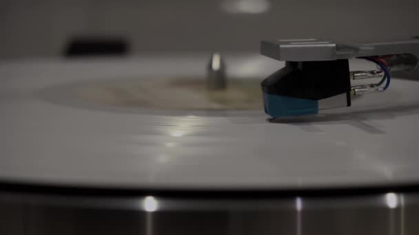 Boční záběr close-up statické jehly stylus pro přehrávání hudby na vinylovém záznamu — Stock video