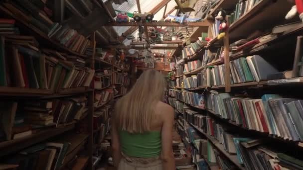 Bir sürü kitapla birlikte eski kütüphanede kitaplıklar — Stok video