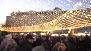 KIEV, UKRAINE - 2 HAZİRAN 2021: İnsanlar Noel ağacının yakınındaki çelenklerin altında şehir meydanında toplanıyor