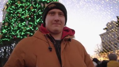 Yeni yıl ağacının arka planındaki adam, ana meydanda.