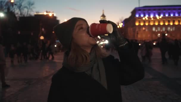 Fille boire du café sur la place de la ville sur la nouvelle année et Noël — Video