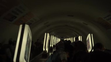 Metroda yürüyen merdivene ateş etmek. Yoğun saatler, merdivenler yolcularla dolu.