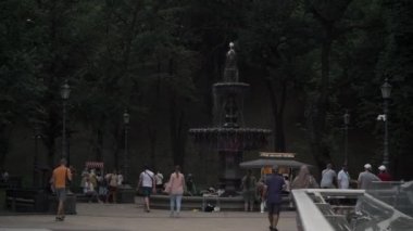 KIEV, UKRAINE - 15 Temmuz 2021: İnsanlar fıskiyenin yanındaki parkta rahatça geziniyor