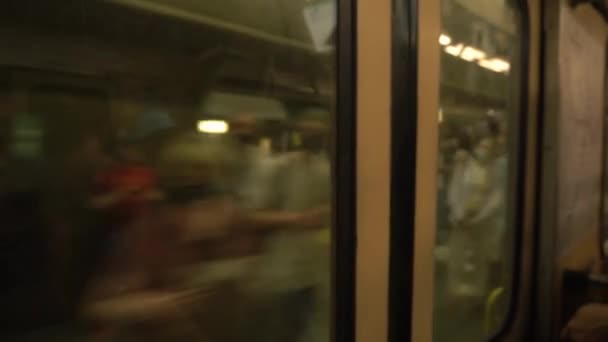 Потяг метро прибуває на переповнену станцію з людьми в масках. — стокове відео