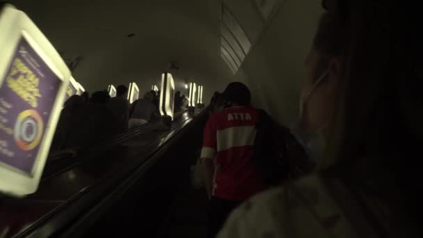 Стрельба эскалатором в метро. час пик, шаги заполнены пассажирами — стоковое видео