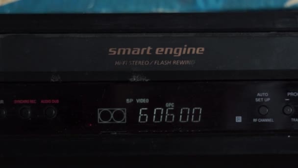 Riproduci, la registrazione si ferma. Vecchio, sporco VCR espelle una videocassetta — Video Stock