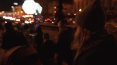 İnsanlar gece sokakta Noel alışverişi yapıyor.