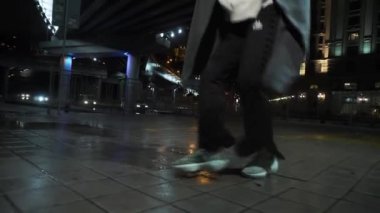 Kız gece sokakta dans ediyor, ev dansı tarzı, şehir merkezinde.