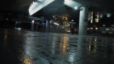 Kız hip hop dansı yapıyor serbest stil dansçı şehir gecesi eğleniyor.