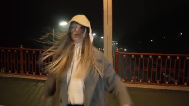 Modern girl dancing house night on bridge against the background big city — Stockvideo