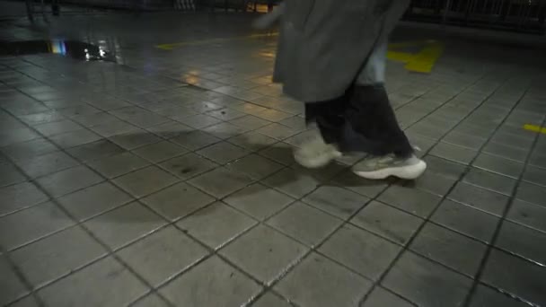 Feet dancing house, sneakers, night, city center rain, cold winter, autumn — Video Stock