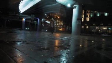 Kız hip hop dansı yapıyor serbest stil dansçı şehir gecesi eğleniyor.