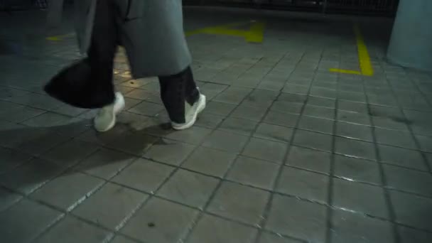 Feet dancing house, sneakers, night, city center rain, cold winter, autumn — Stok video